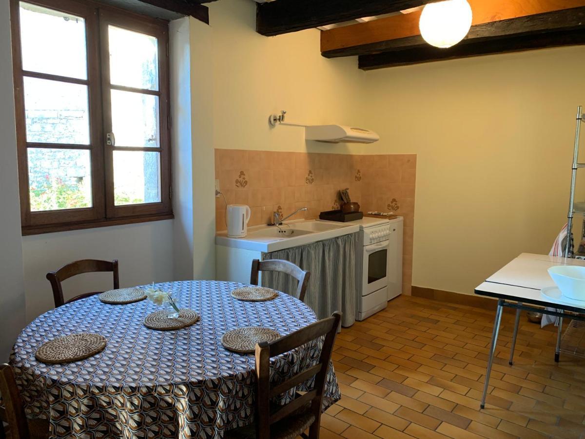 Spacious Apartment In A Charming, Tranquil Village Saint-Vincent-Rive-dʼOlt Kültér fotó