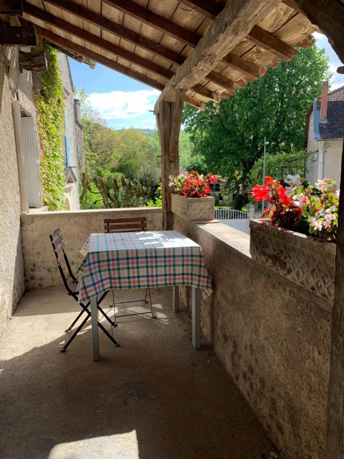 Spacious Apartment In A Charming, Tranquil Village Saint-Vincent-Rive-dʼOlt Kültér fotó